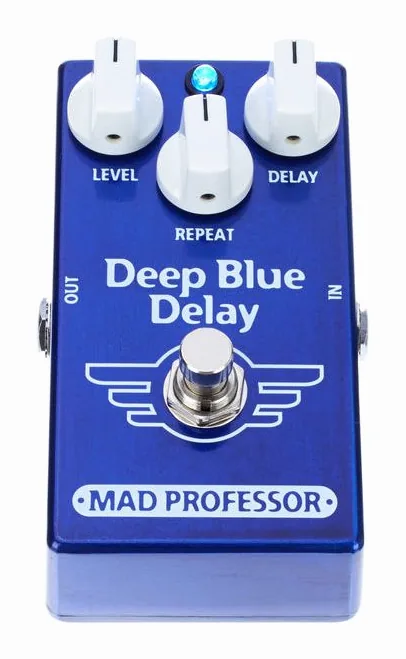 Mad Professor Deep Blue Delay Factory, footswitch in primo piano