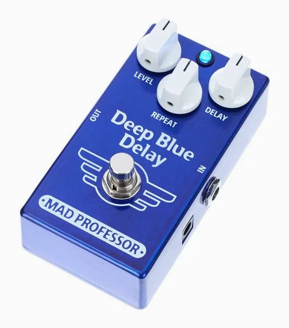 Mad Professor Deep Blue Delay Factory inquadrato di fronte su sfondo neutro