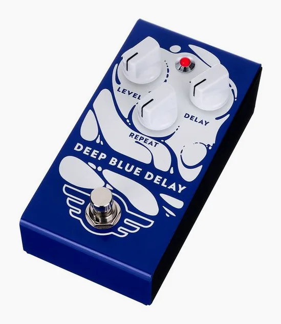 Mad Professor Deep Blue Delay HW, footswitch in primo piano