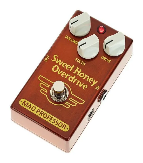 Mad Professor Sweet Honey Overdrive Factory inquadrato di fronte su sfondo neutro