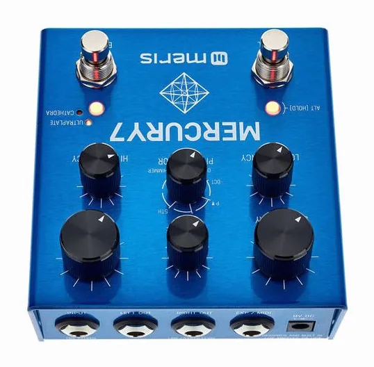 Meris Mercury 7 Reverb Pedal, footswitch in primo piano