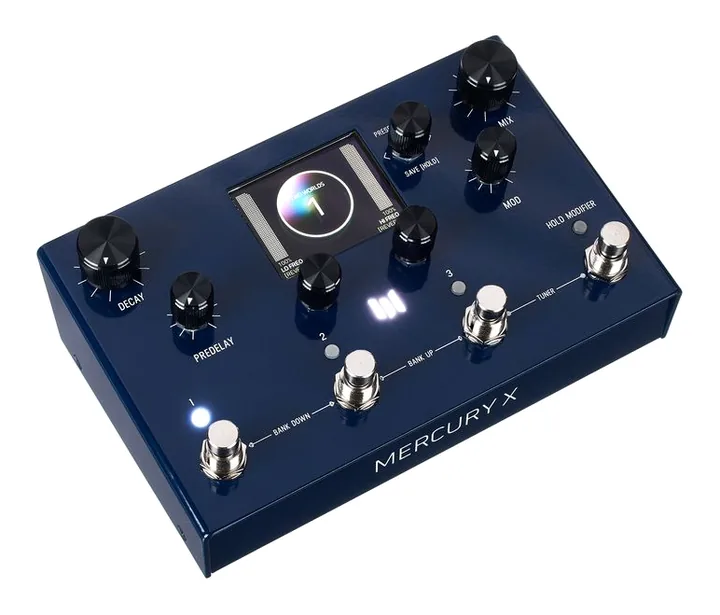 Meris Mercury X Reverb Pedal, footswitch in primo piano