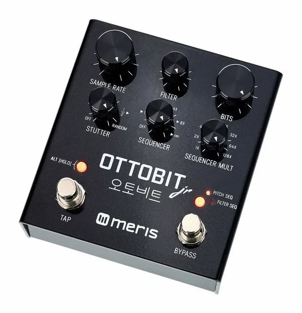 Meris Ottobit Jr. Pedal inquadrato di fronte su sfondo neutro