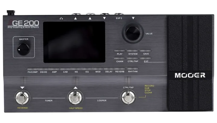Mooer GE 200, footswitch in primo piano