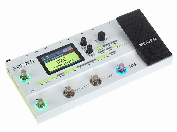 Mooer GE 250, led e interruttore a pedale