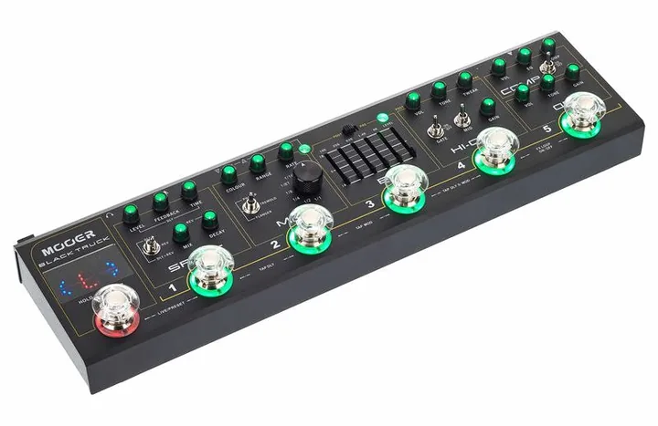 Mooer Black Truck Multi-Effects Unit, footswitch in primo piano
