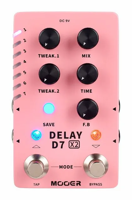 Mooer D7 X2 Delay, footswitch in primo piano