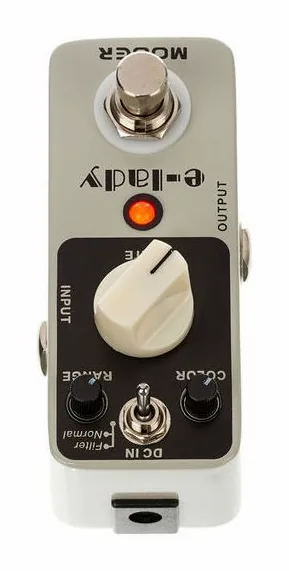 Mooer E-Lady, footswitch in primo piano