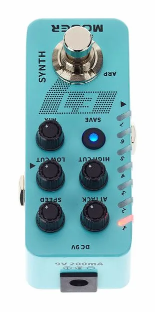 Mooer E7 Polyphonic Guitar Synth., footswitch in primo piano