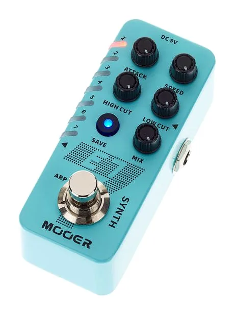 Mooer E7 Polyphonic Guitar Synth. fotografato frontalmente