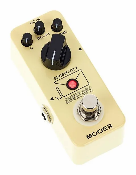 Mooer Envelope Analog Auto Wah, footswitch in primo piano