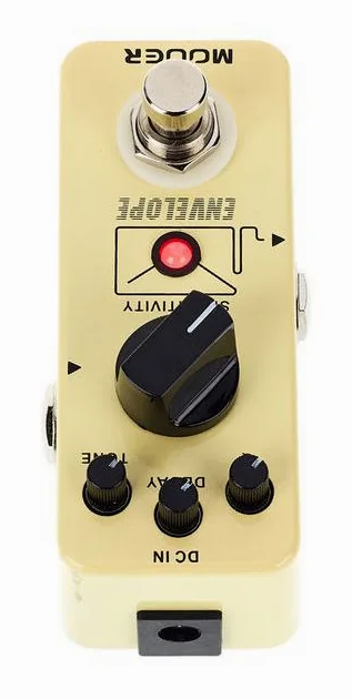 Mooer Envelope Analog Auto Wah, footswitch in primo piano