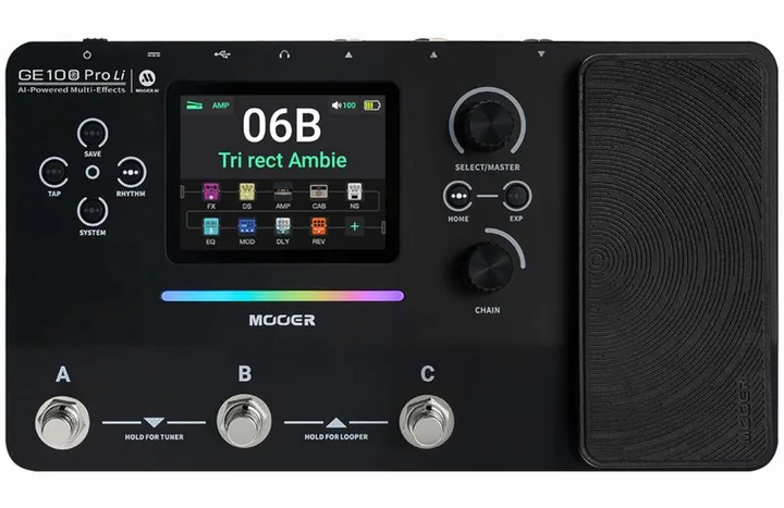 Mooer GE 100 PRO Li, footswitch in primo piano