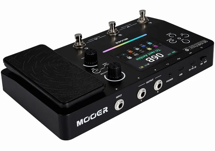 Mooer GE 100 PRO Li, footswitch in primo piano