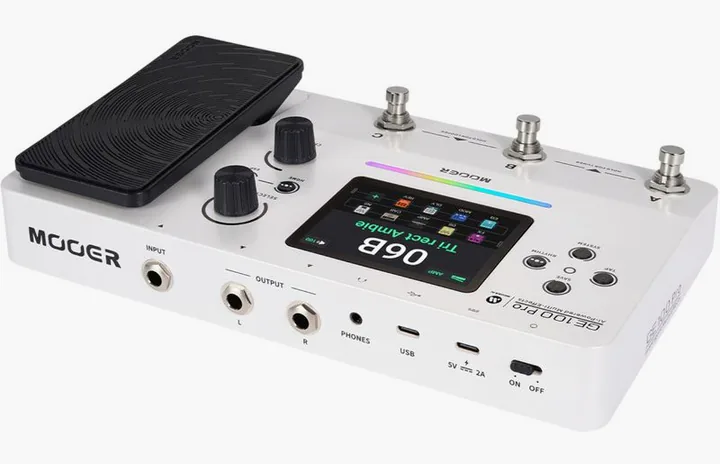 Mooer GE 100 Pro Guitar Multi, footswitch in primo piano