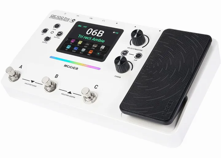 Mooer GE 100 Pro Guitar Multi in primo piano frontale