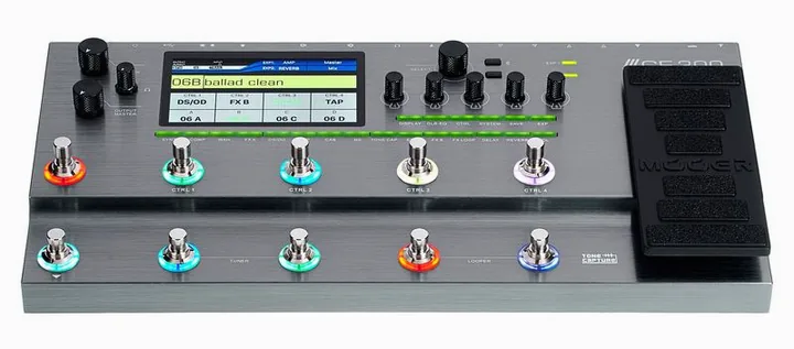Mooer GE 300 Amp Modeling, footswitch in primo piano
