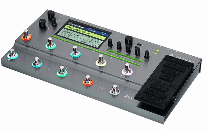 Mooer GE 300 Amp Modeling inquadrato di fronte su sfondo neutro