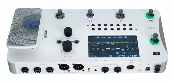 Mooer GE1000 Amp Modeling & Multi WH, footswitch in primo piano