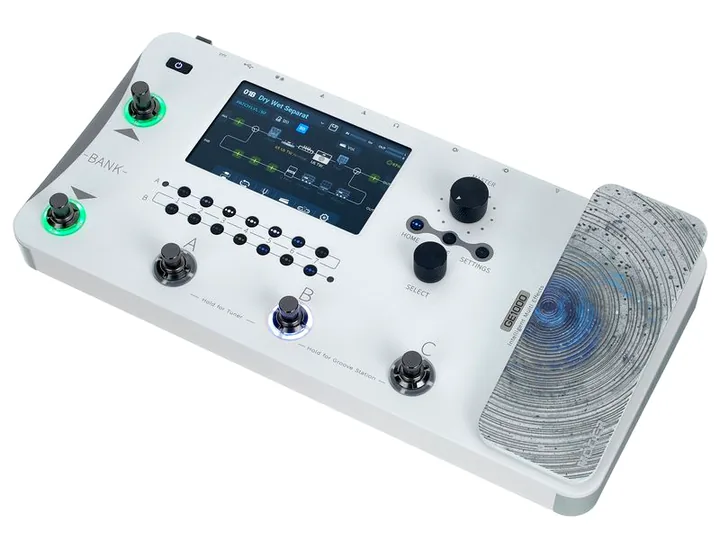 Mooer GE1000 Amp Modeling & Multi WH fotografato frontalmente