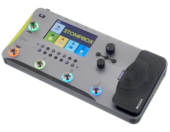 Mooer GE1000 Amp Modelling & Multi inquadrato di fronte su sfondo neutro