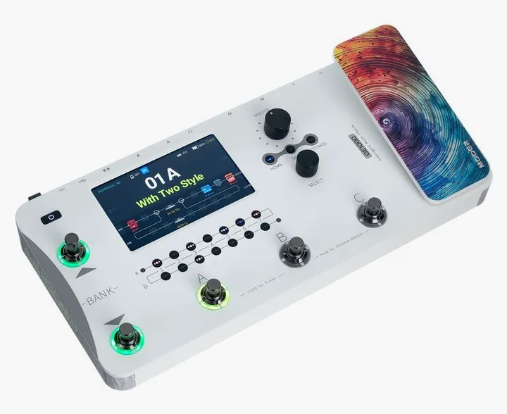 Mooer GE1000Li Amp Modeler & Multi W, footswitch in primo piano