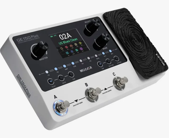 Mooer GE150 Plus Amp Modeling, footswitch in primo piano