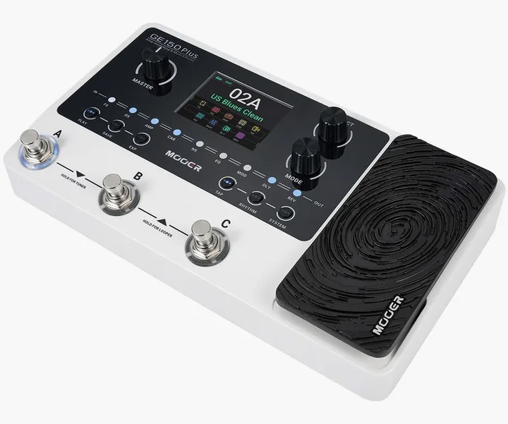 Mooer GE150 Plus Amp Modeling inquadrato di fronte su sfondo neutro