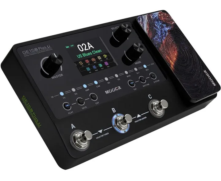 Mooer GE150 Plus Li Amp Modeling, footswitch in primo piano