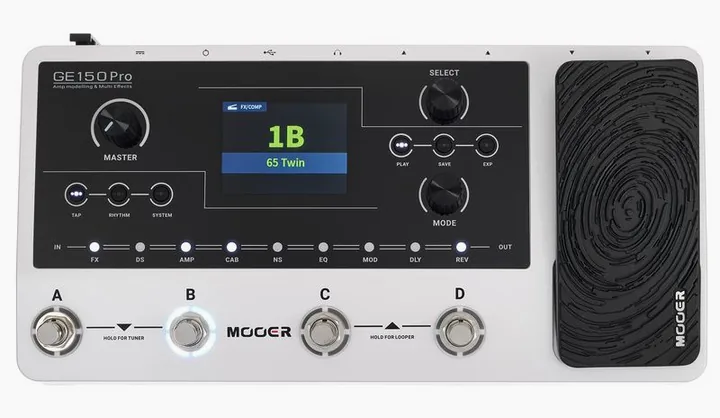 Mooer GE150 PRO Amp Modeling, footswitch in primo piano