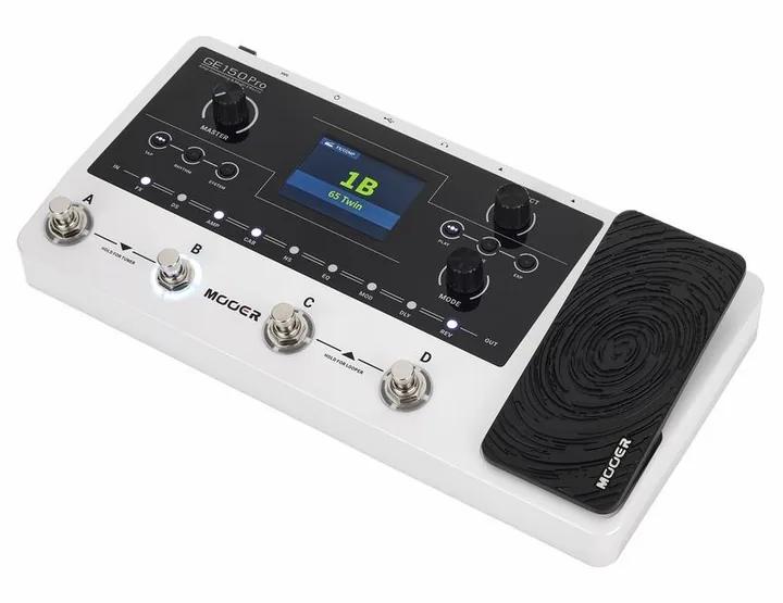 Mooer GE150 PRO Amp Modeling inquadrato di fronte su sfondo neutro
