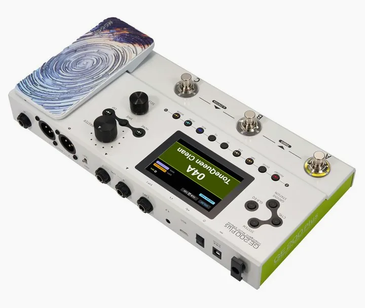 Mooer GE200 PLUS Amp Modeling, footswitch in primo piano