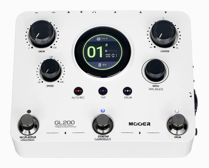 Mooer GL200 Groove Loop, footswitch in primo piano
