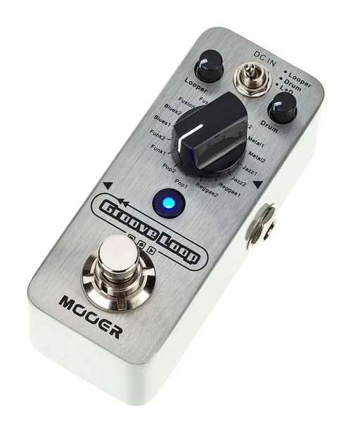 Mooer Groove Loop inquadrato di fronte su sfondo neutro