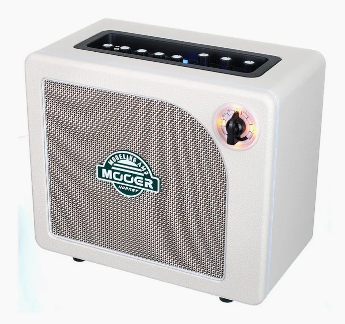 Mooer Hornet 15W LI Modeling Amp WH inquadrato di fronte su sfondo neutro