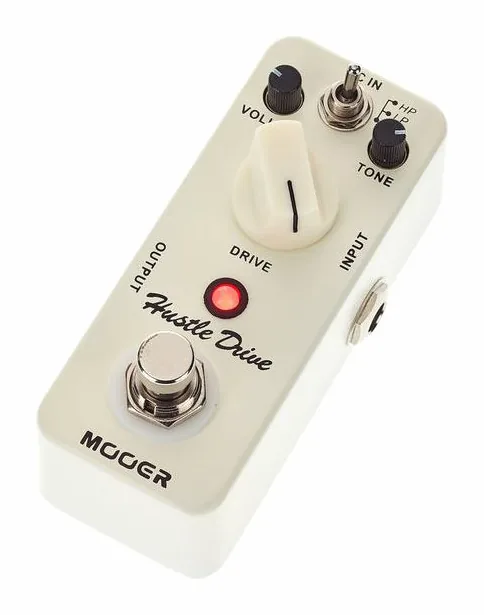 Mooer Hustle Drive inquadrato di fronte su sfondo neutro