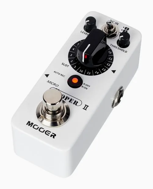 Mooer Micro Looper II, footswitch in primo piano