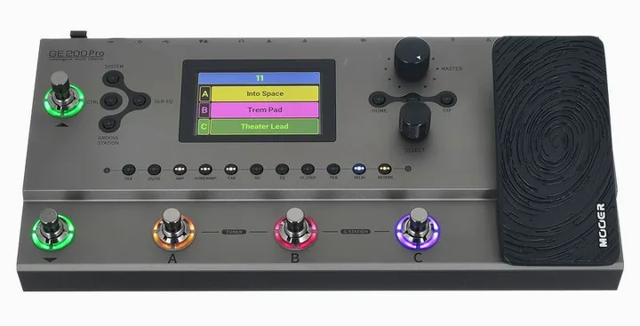 Mooer GE200 PRO, footswitch in primo piano