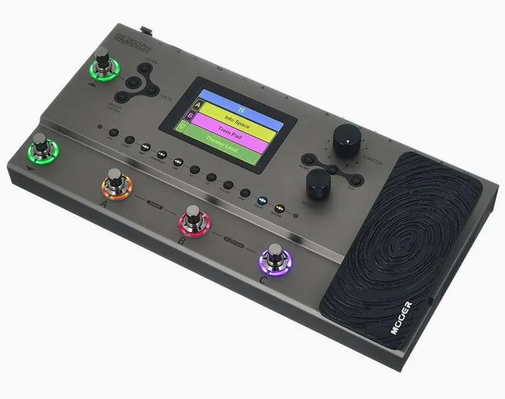Mooer GE200 PRO in primo piano frontale