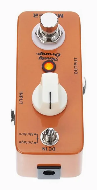 Mooer Ninety Orange, footswitch in primo piano
