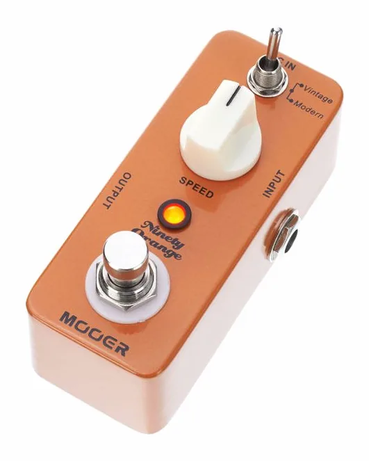 Mooer Ninety Orange inquadrato di fronte su sfondo neutro