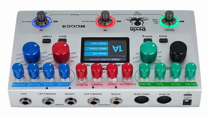 Mooer Ocean Machine II Delay/ Reverb, footswitch in primo piano