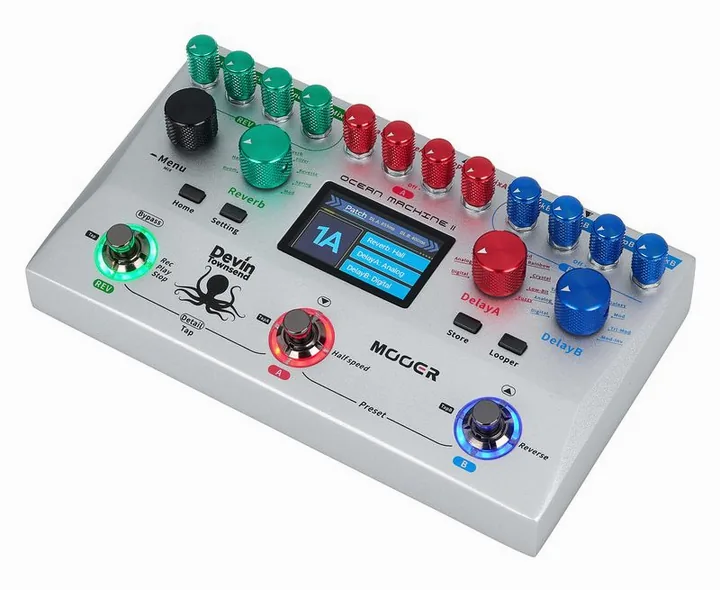 Mooer Ocean Machine II Delay/ Reverb inquadrato di fronte su sfondo neutro