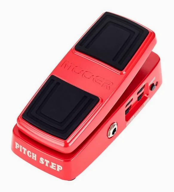 Mooer Pitch Step inquadrato di fronte su sfondo neutro