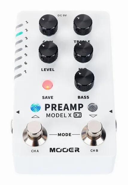Mooer Preamp Model X2, footswitch in primo piano