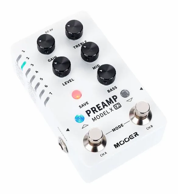 Mooer Preamp Model X2, footswitch in primo piano
