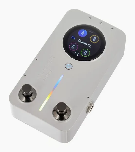 Mooer Prime M2-Multi Effects Silver, footswitch in primo piano