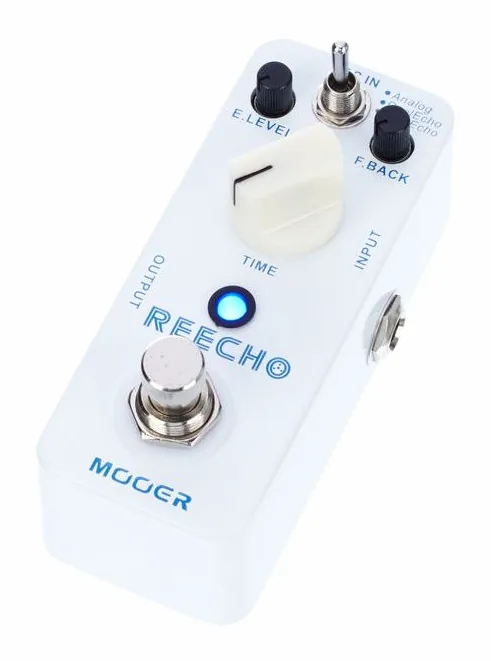 Mooer Reecho inquadrato di fronte su sfondo neutro