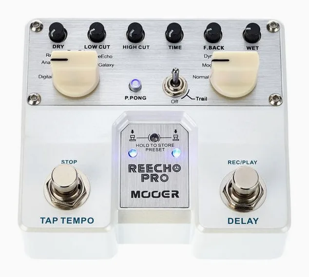 Mooer Reecho Pro Digital Delay Pedal, footswitch in primo piano