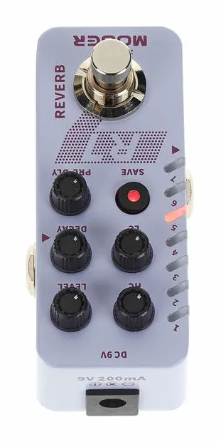 Mooer R7 Reverb, footswitch in primo piano
